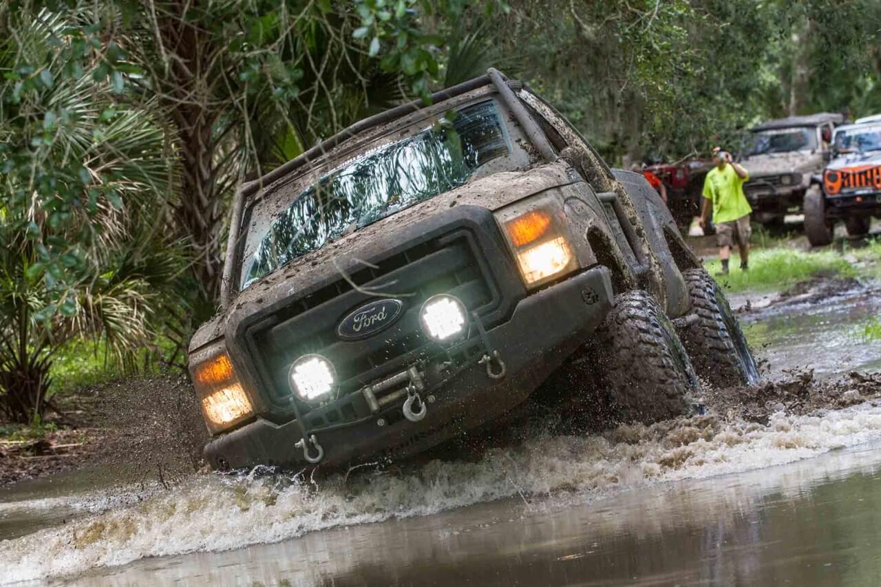 Ford-Super-Duty-In-Mud