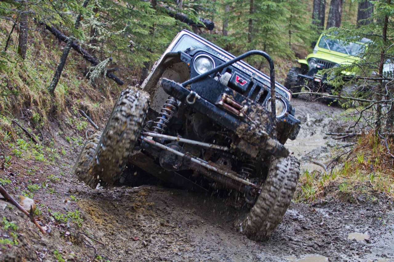Skinny-Tires-Jeep-In-Mud