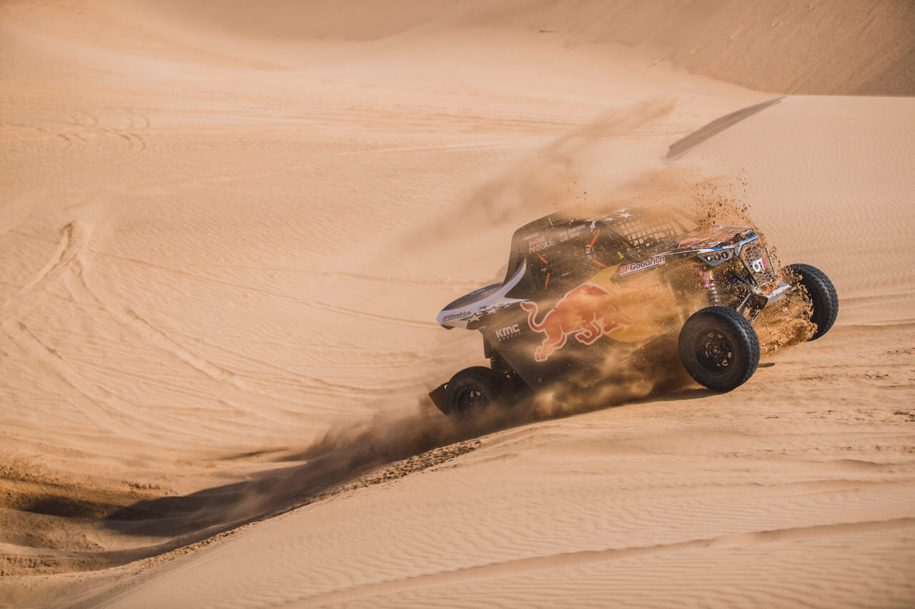 7 Seth Quintero Dakar 2022 flying through a dune