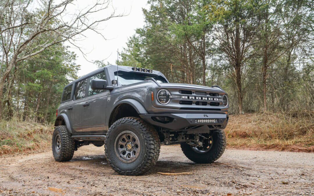 Comparing the 2023 Ford Bronco to Land Rover